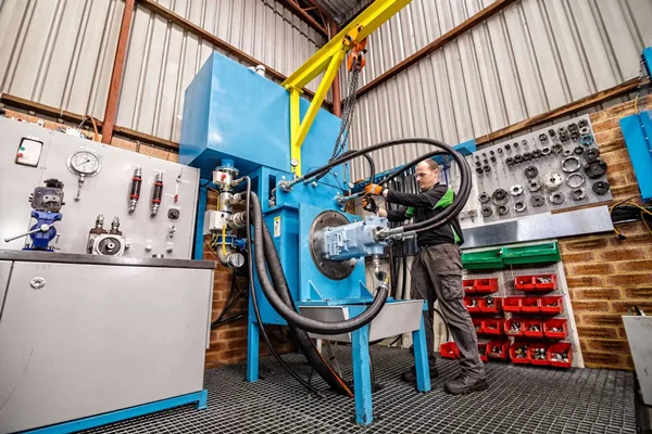 استانداردهای جهانی در طراحی و ساخت تجهیزات هیدرولیکی